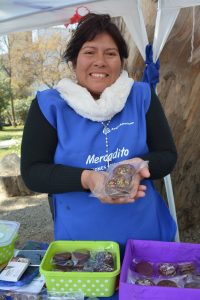 Roxana Epifanía Vásquez junto a sus productos en el Mercadito de Anglo American realizado durante Fiestas Patrias.