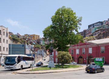 "Plaza Wheelwright, Valparaíso, Región de Valparaíso, Chile", por Carlos Figueroa licencia bajo CC BY-SA 4.0.