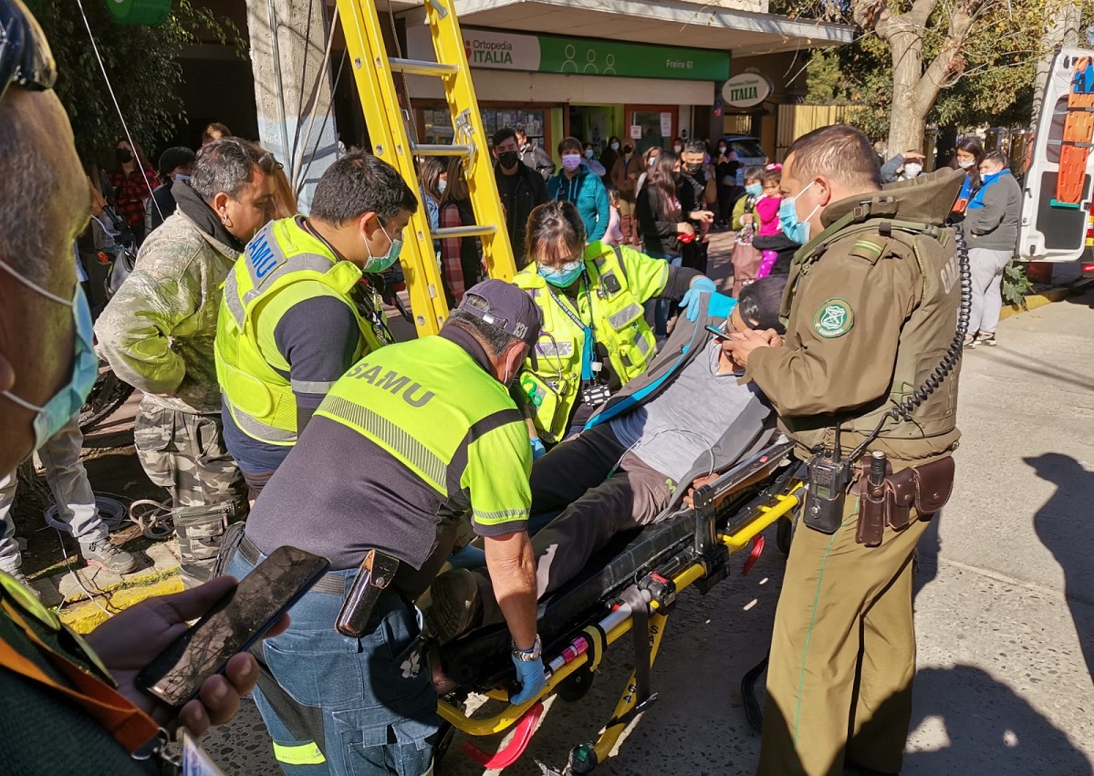 samu estabiliza a hombre que cayo desde escalera en quillota