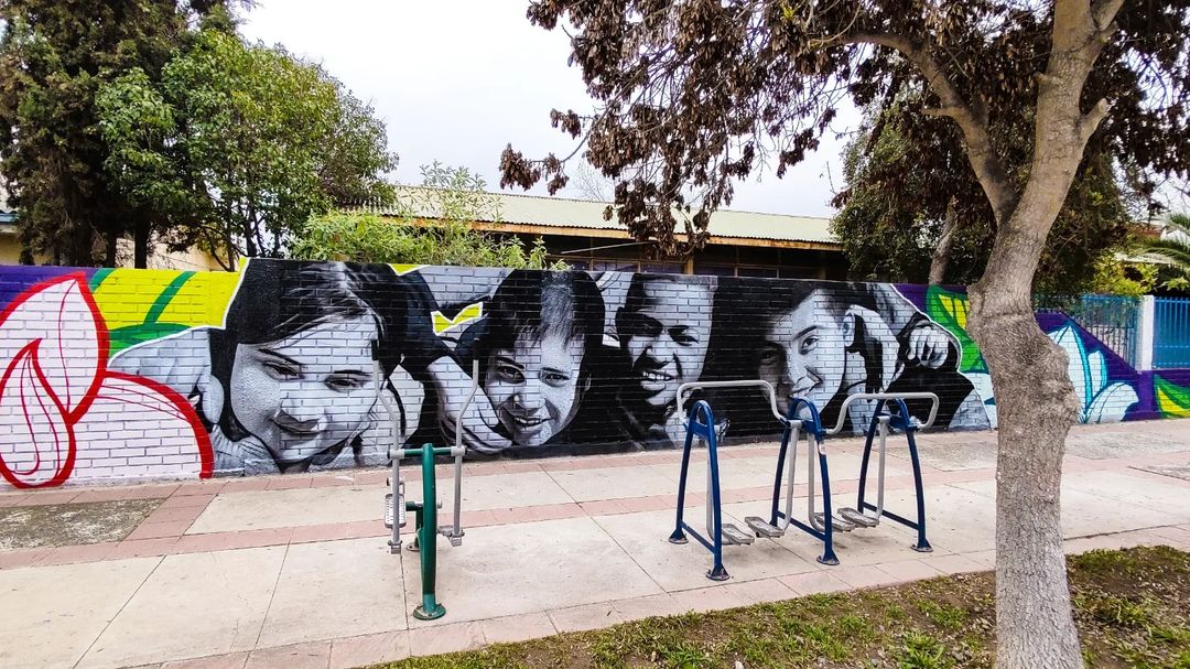 Murales al interior de colegio El Libertador de La Calera