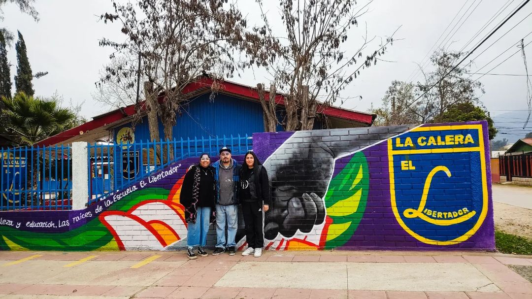 Artista local pintó mural en escuela El Libertador de La Calera, junto a su esposa y su hermana