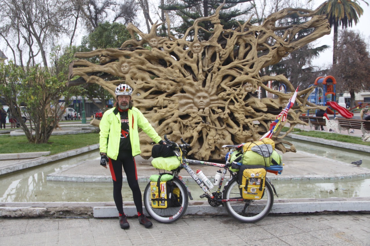 Veterinario, Álvaro Pérez Ramírez, que recorre América en bicicleta entregó mensaje animalista en Quillota