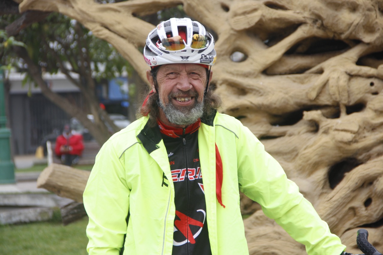 Veterinario, Álvaro Pérez Ramírez, que recorre América en bicicleta entregó mensaje animalista en Quillota