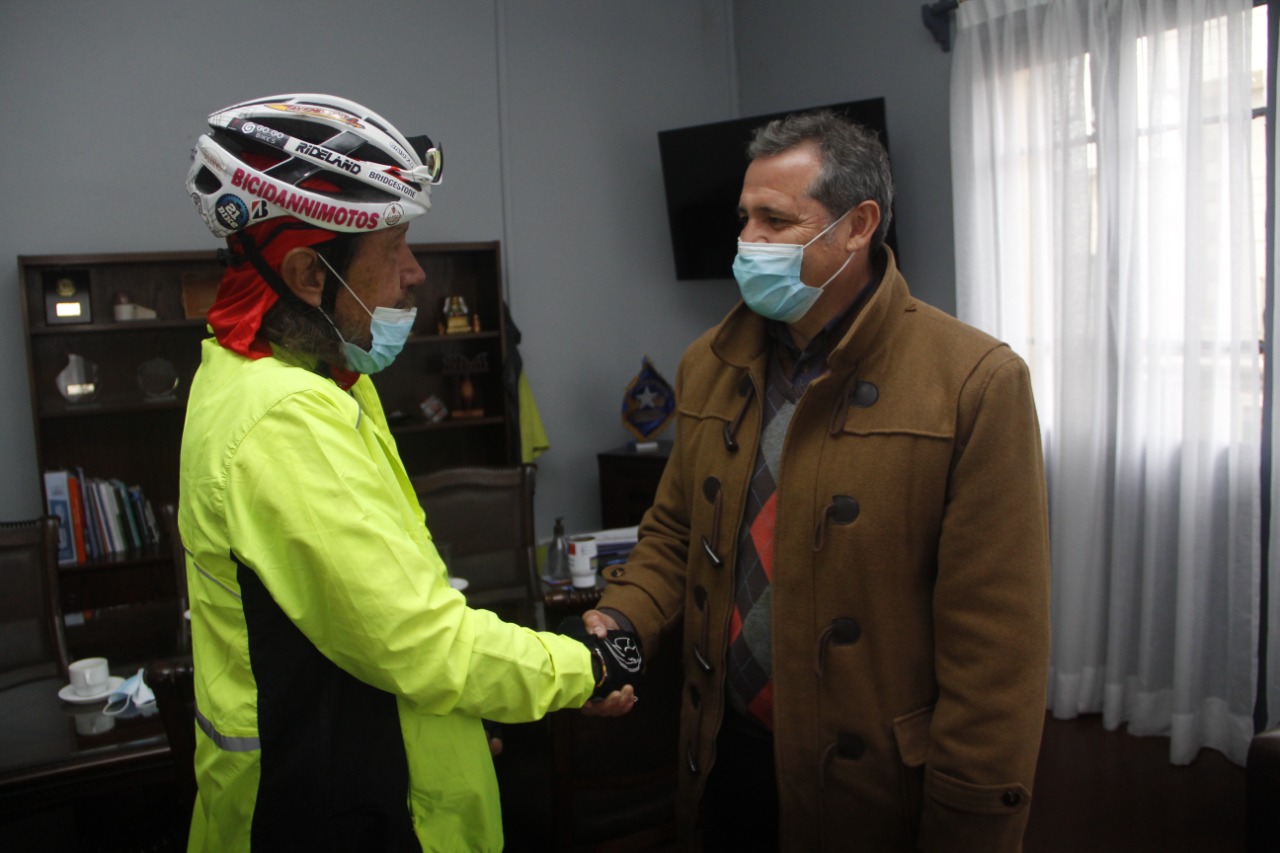 Veterinario, Álvaro Pérez Ramírez, que recorre América en bicicleta se reunió con el alcalde de Quillota, Óscar Calderón