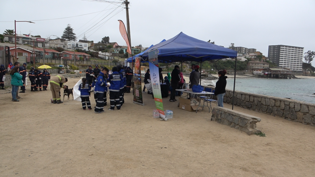 Jóvenes participaron en jornada de limpieza de playas en Quintero