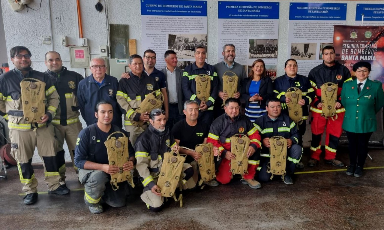 Bomberos de Santa María reciben 60 mochilas de hidratación