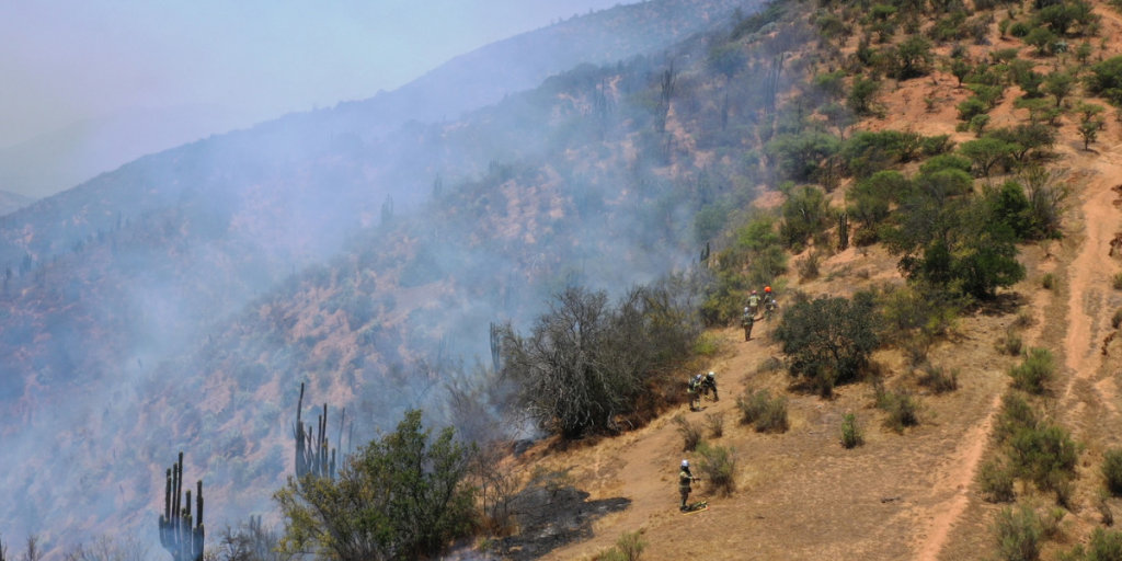 Dieron de alta a dos de los bomberos heridos en incendio de Villa Alemana