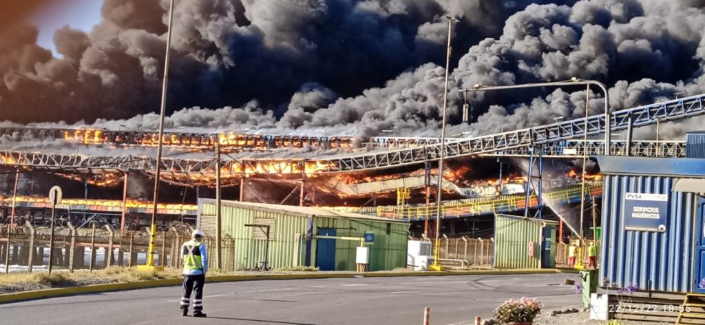 Incendio industrial afecta a Puerto Ventanas en Puchuncaví