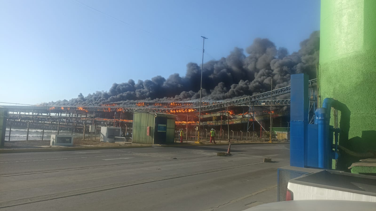 Incendio industrial afecta a Puerto Ventanas