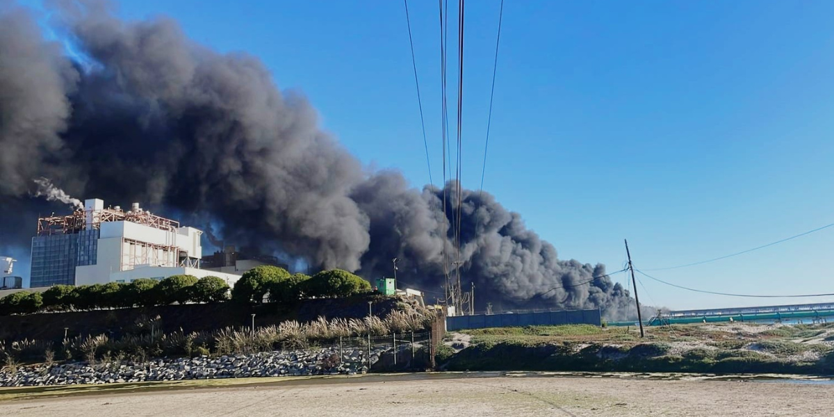 Incendio industrial afecta a Puerto Ventanas