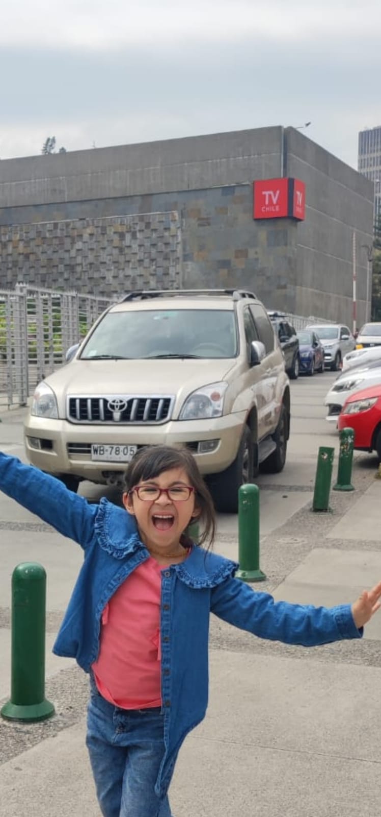 La pequeña y expresiva Victoria Améstica Plaza,al salir de su primera grabación televisiva.