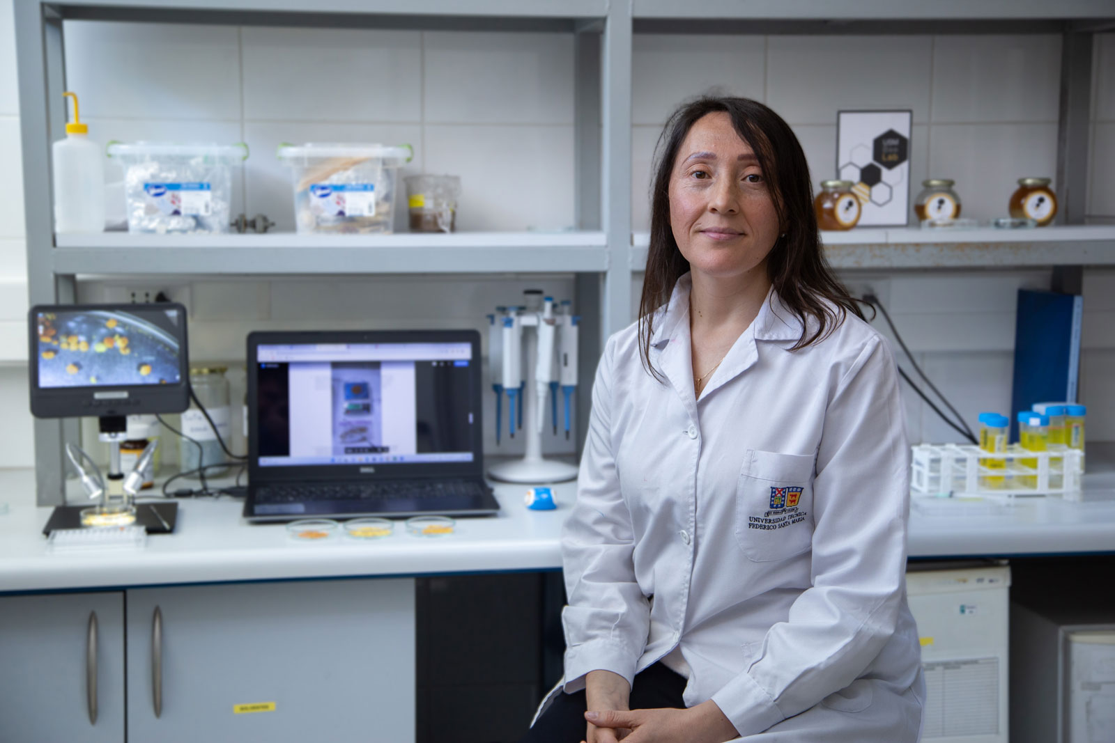 Investigadora porteña sitúa a Chile como pionero mundial en purificación de cera de abejas