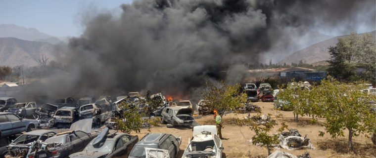 Incendio en desarmaduría ha quemado al menos 30 vehículos en El Melón