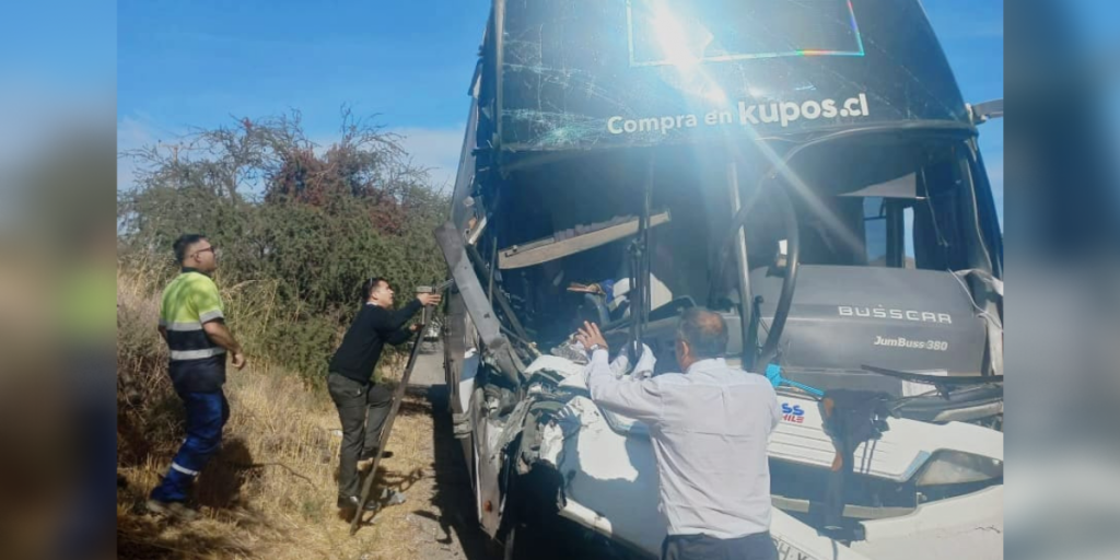 Ruta 5 Norte: Bus que se dirigía a La Calera y Horcón colisionó con camión batea