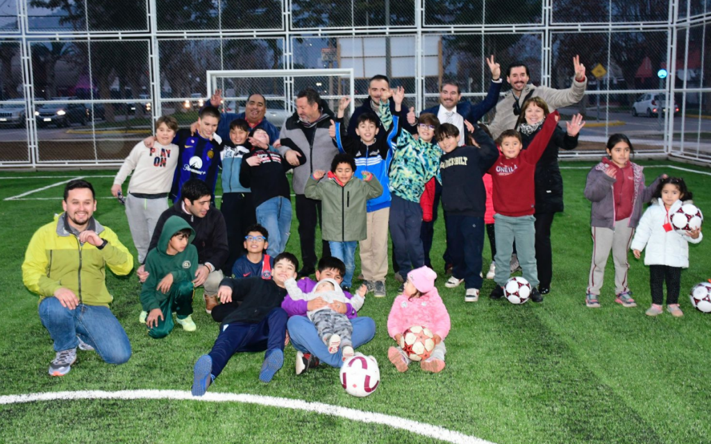 Inauguran cancha de pasto sintético en población Cemento Melón de La Calera