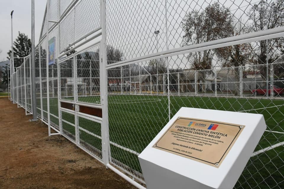 Inauguran cancha de pasto sintético en población Cemento Melón de La Calera