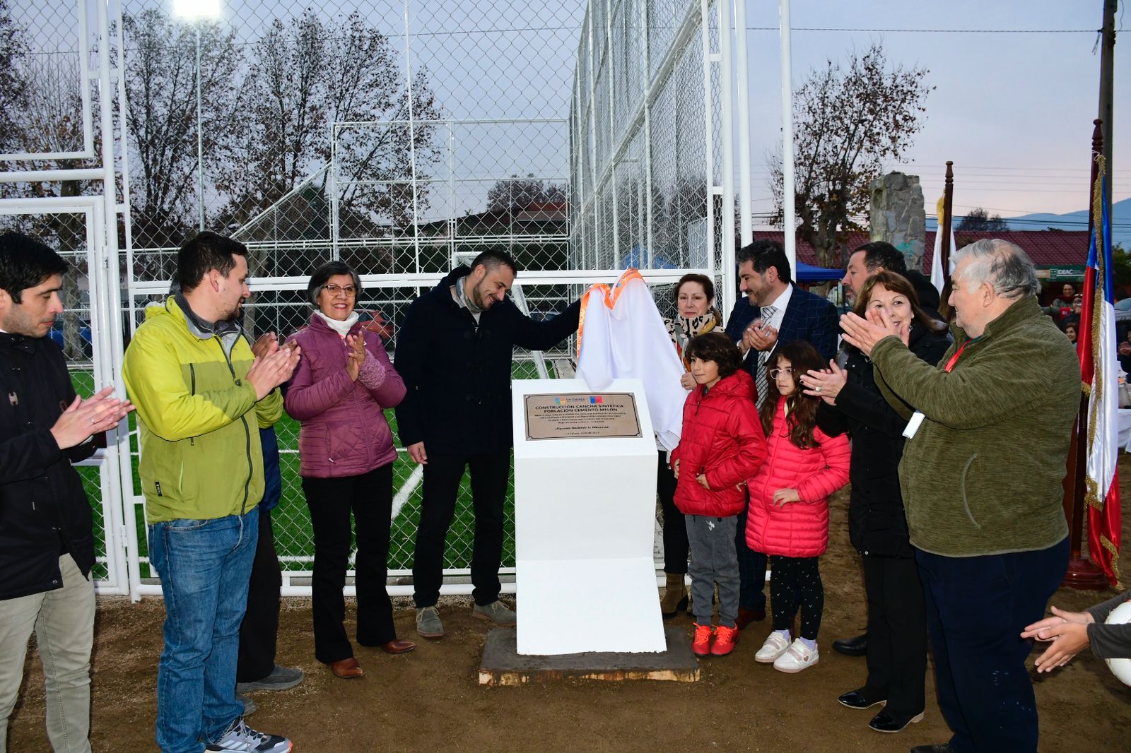 Inauguran cancha de pasto sintético en población Cemento Melón de La Calera