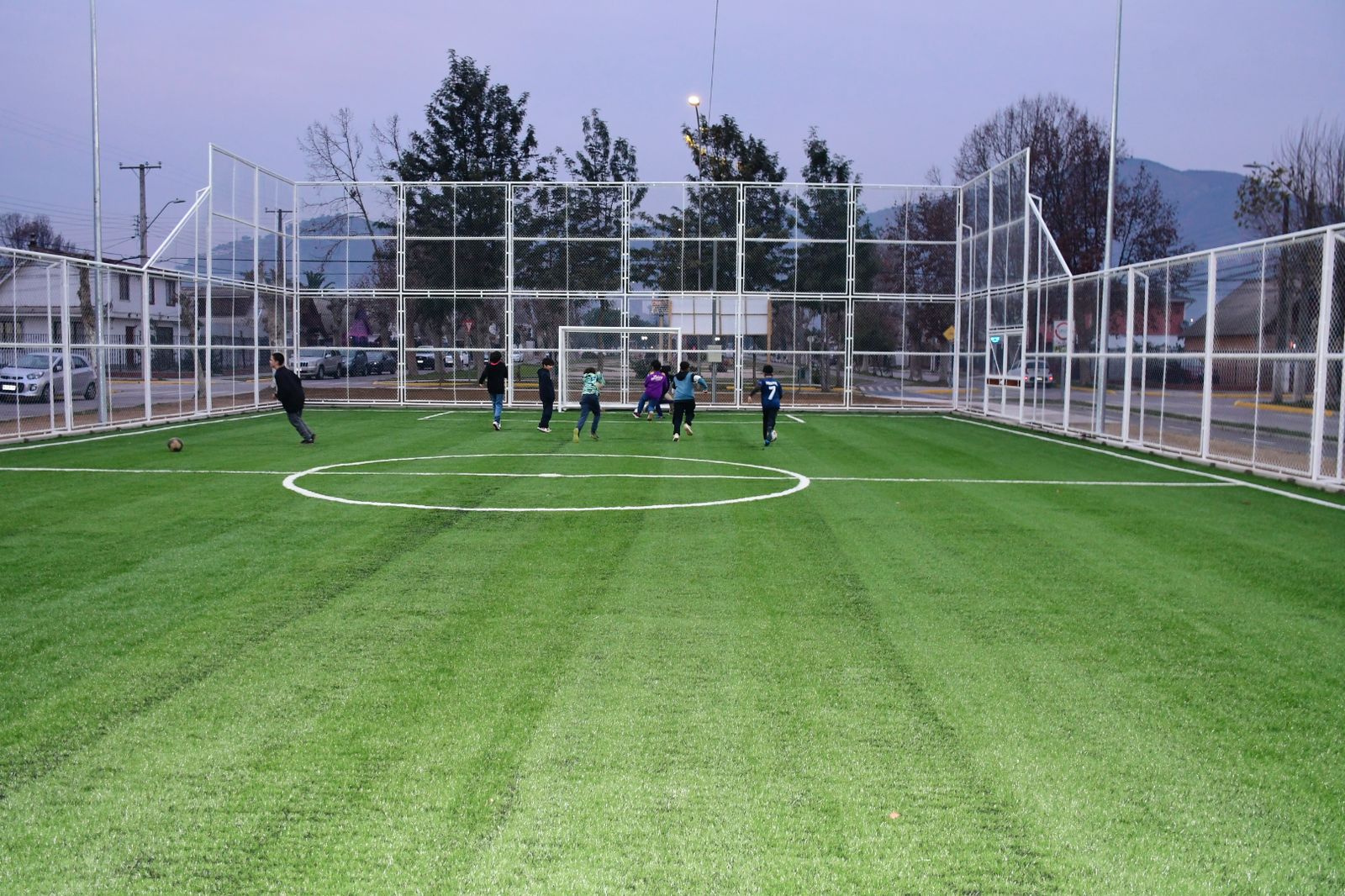 Inauguran cancha de pasto sintético en población Cemento Melón de La Calera