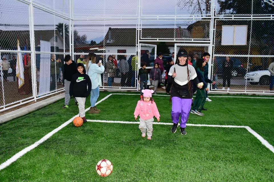 Inauguran cancha de pasto sintético en población Cemento Melón de La Calera