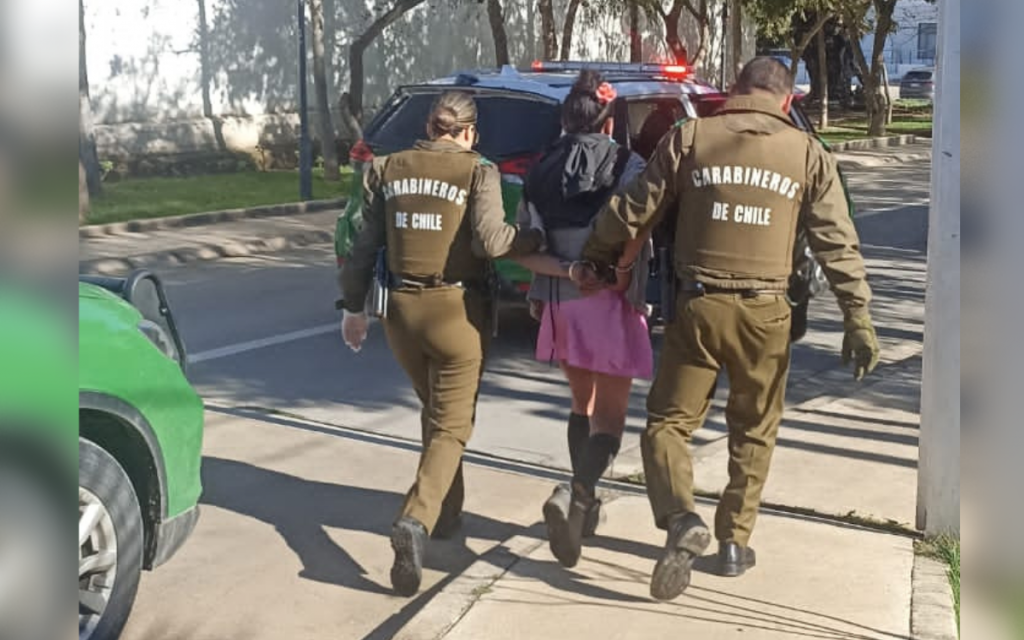 La sorprendieron robando en la Casa de la Cultura de Limache y reaccionó con golpes