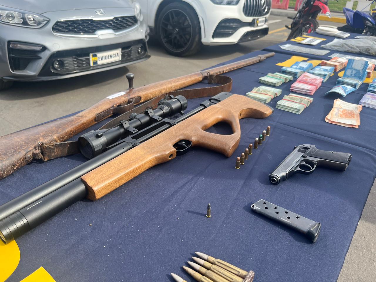 Autos de alta gama, drogas y un fusil Las especies incautadas a hermanos de La Calera