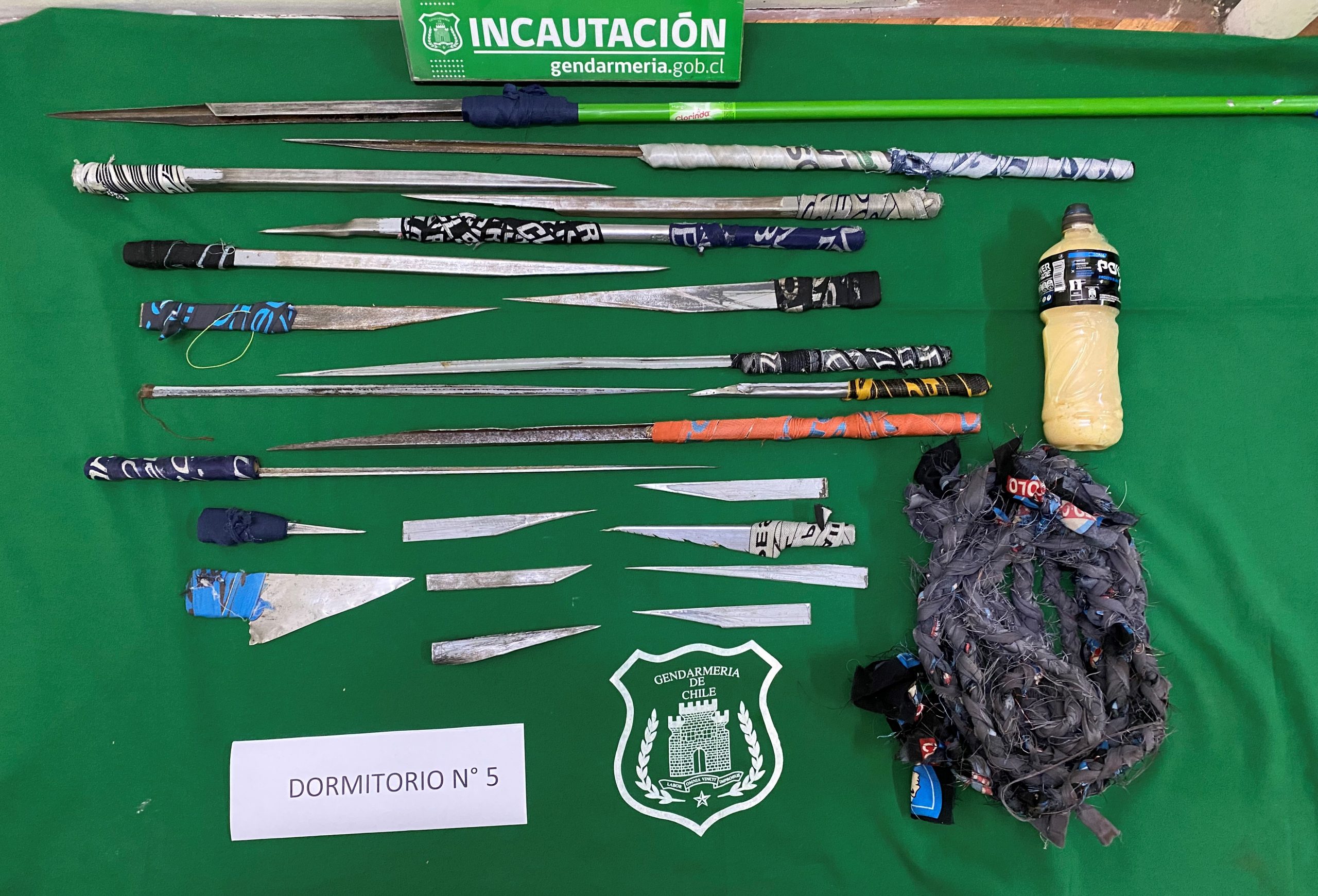 La cuerda y todas estas armas guardaban los internos en su dormitorio.