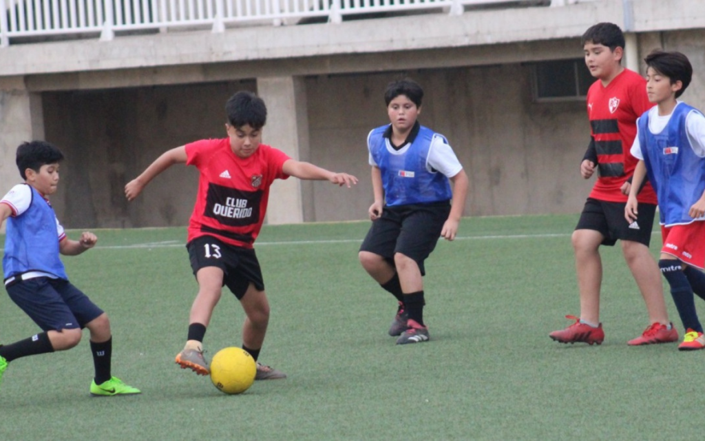 En Quillota jóvenes de talleres municipales de fútbol juegan serie de partidos amistosos