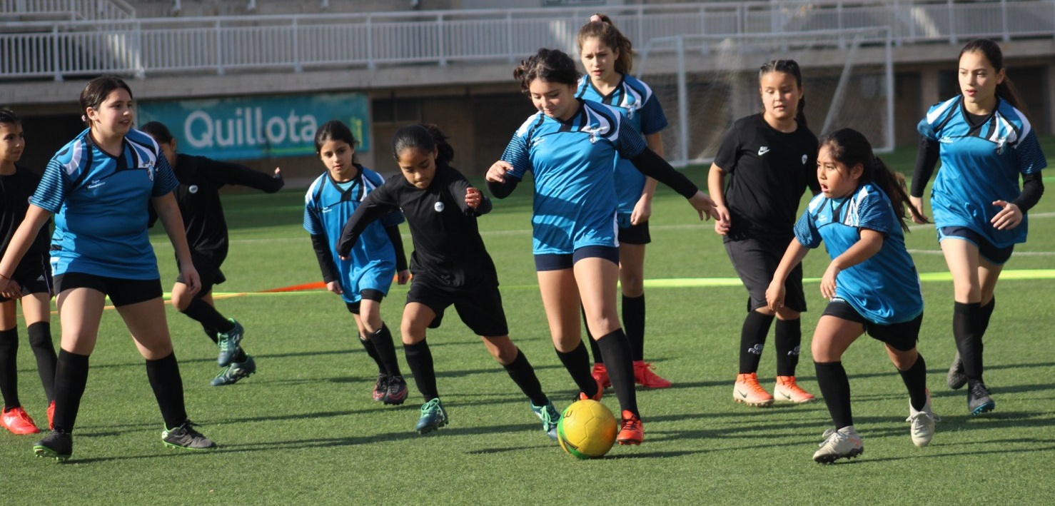 En Quillota jóvenes de talleres municipales de fútbol juegan serie de partidos amistosos