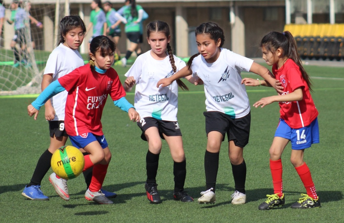 En Quillota jóvenes de talleres municipales de fútbol juegan serie de partidos amistosos