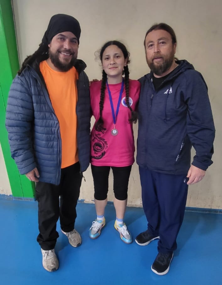 Isidora Gil Mercado junto a sus entrenadores.