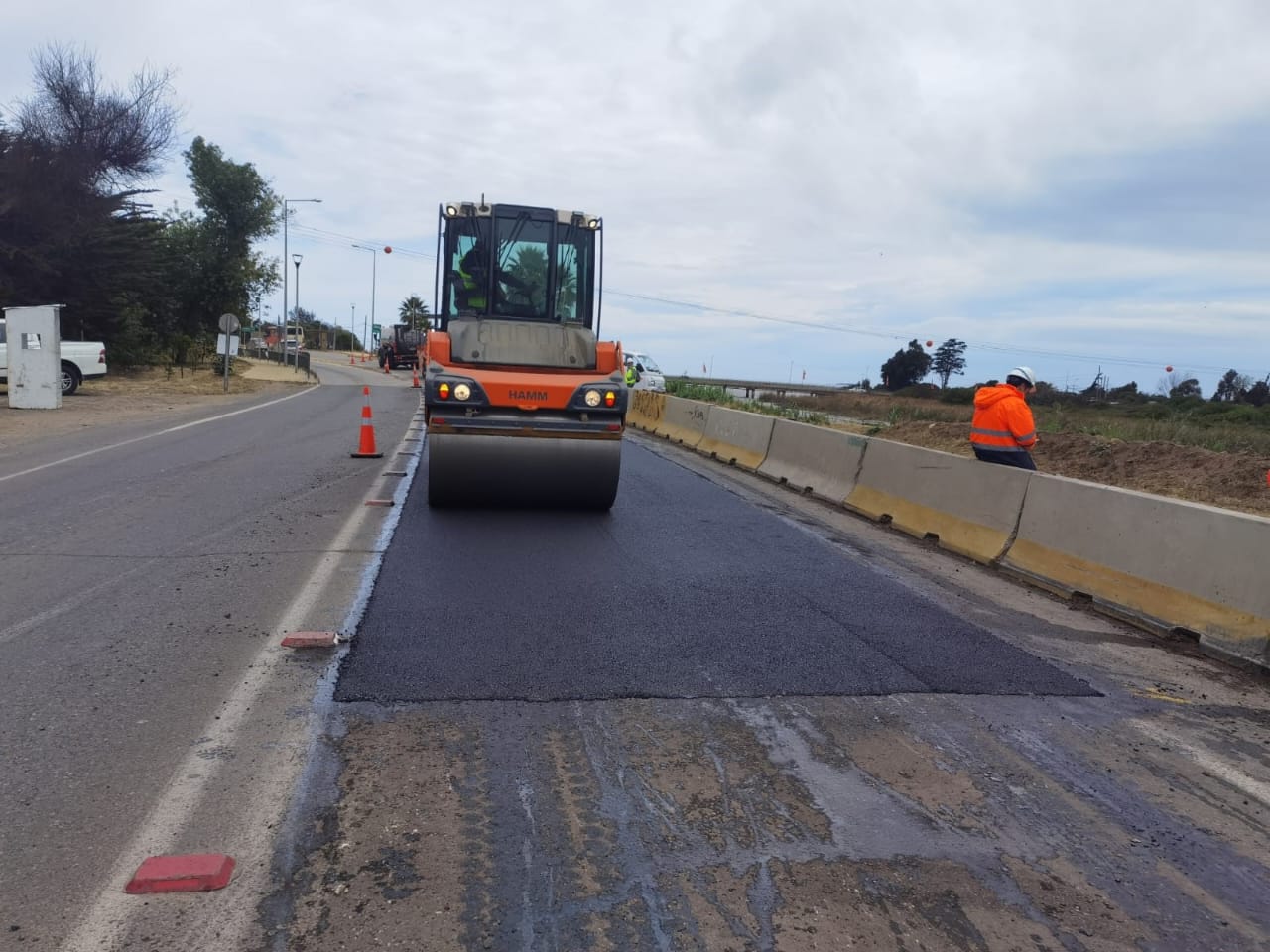 Así son los trabajos que se realizan en el camino frente a la Refinería de Concón