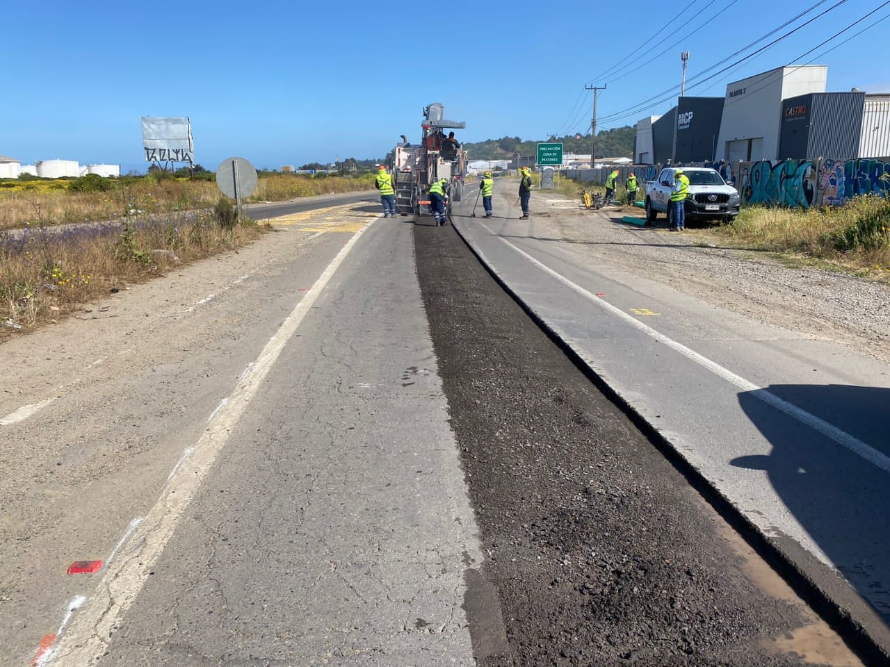 Así son los trabajos que se realizan en el camino frente a la Refinería de Concón