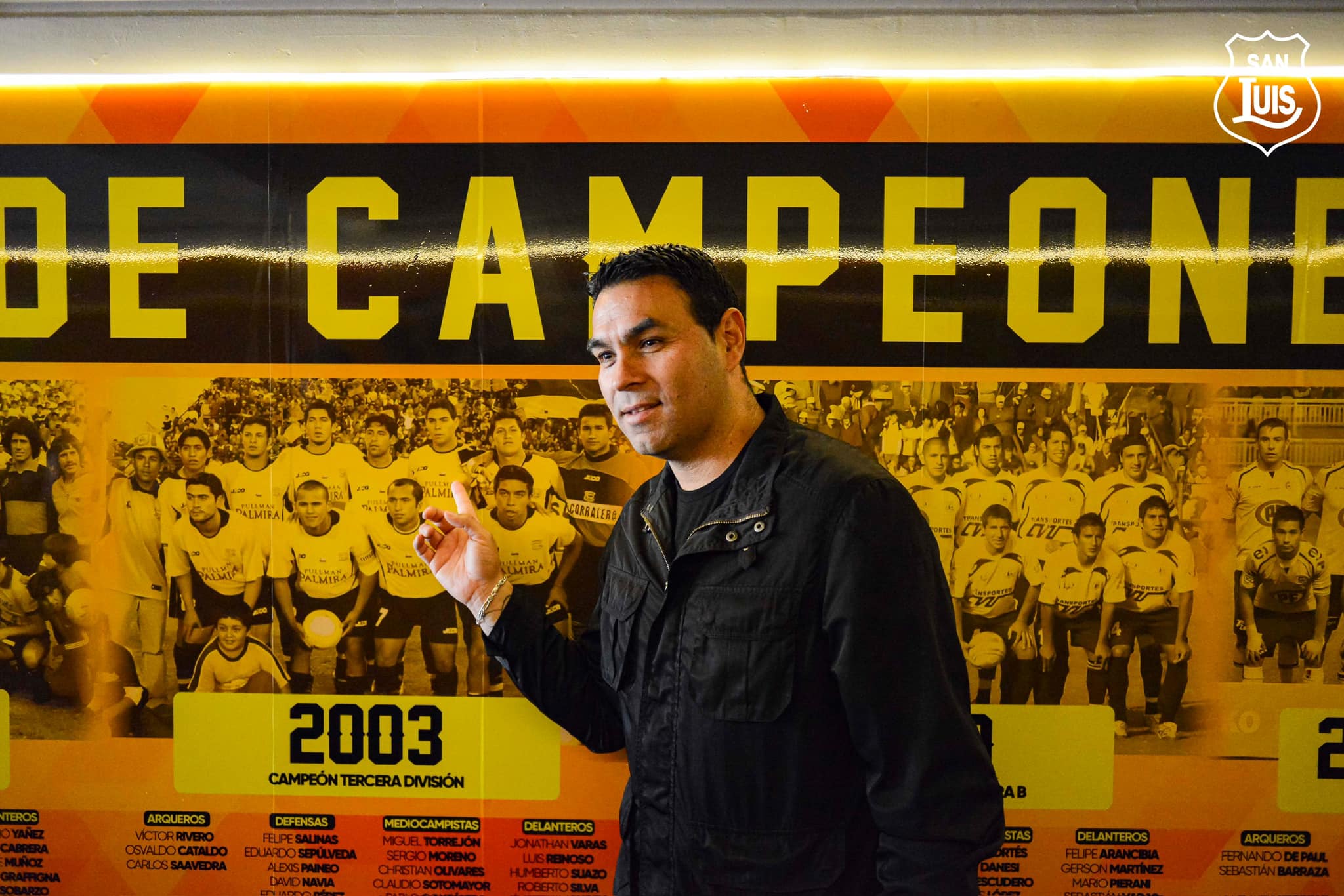 Sergio Moreno junto a la foto del plantel de 2003 de San Luis de Quillota