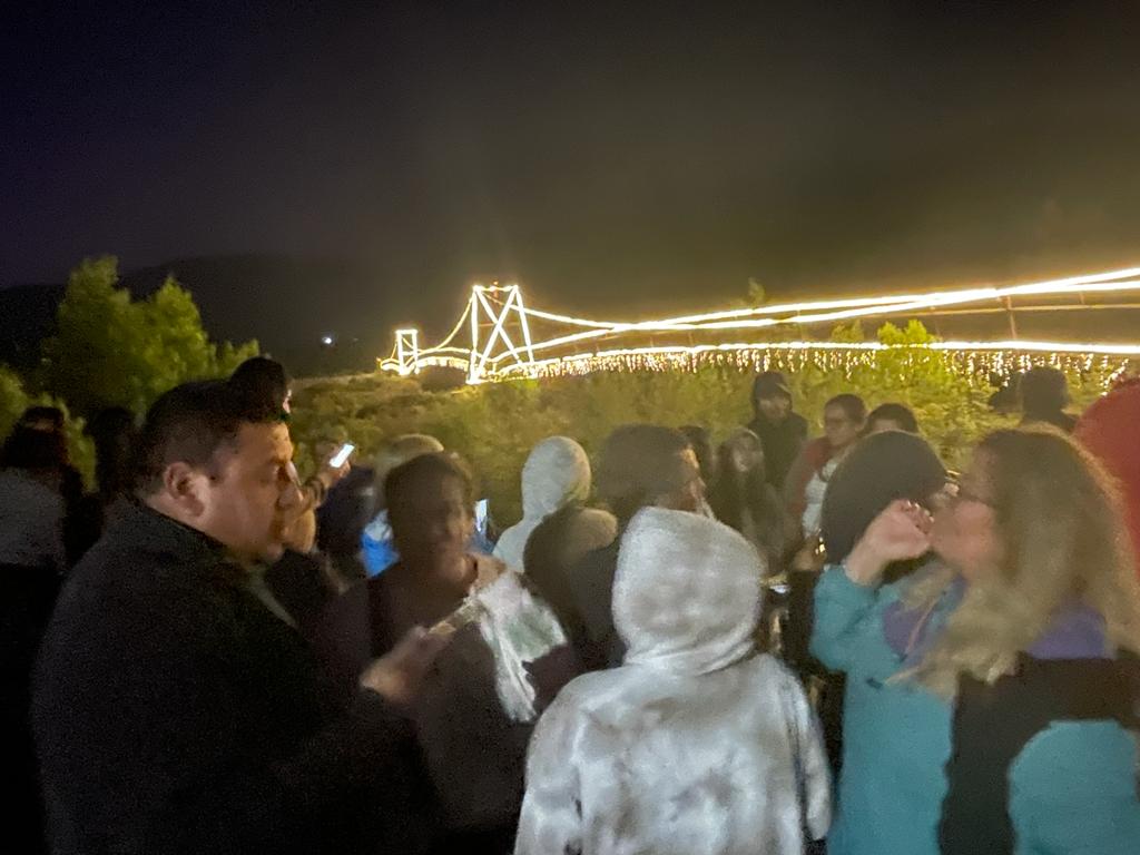 Vuelven las luces navideñas al puente Lo Rojas tras sabotaje de desconocidos