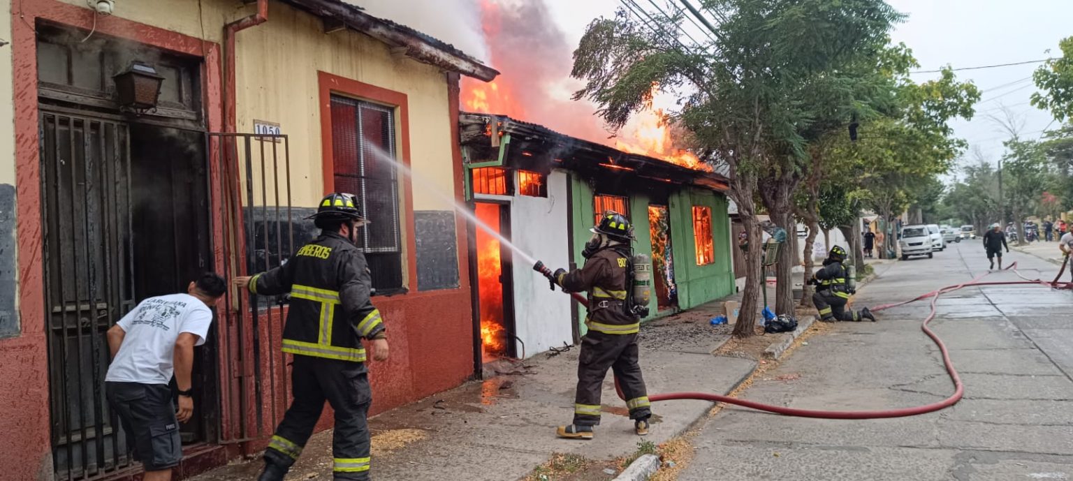 Bomberos-combate-incendio-en-cite-y-vivienda-en-Quillota-1536x689.jpeg