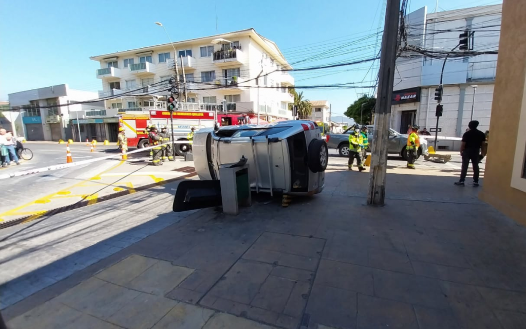 Colisión de autos en el centro de Quillota dejó cinco lesionados