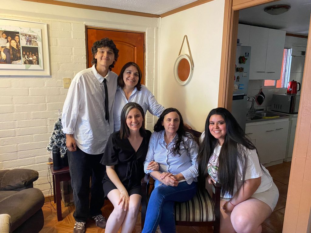 En la fila de arriba, Vicente Carill Pávez junto a su madre, Soledad Pávez.Sentadas están su tía, Ivette Parra; su tía abuela Mónica Bustamante y la hermana mayor de Vicente, Josefa Torres. 