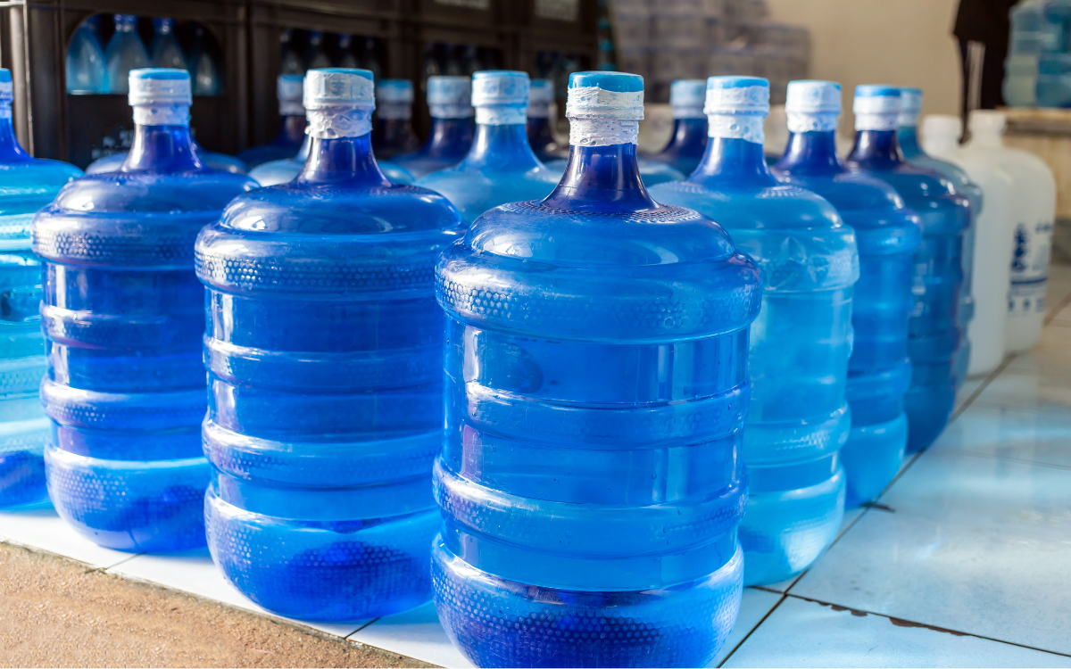 Las marcas de agua embotellada con mayor cantidad de microplásticos en Chile