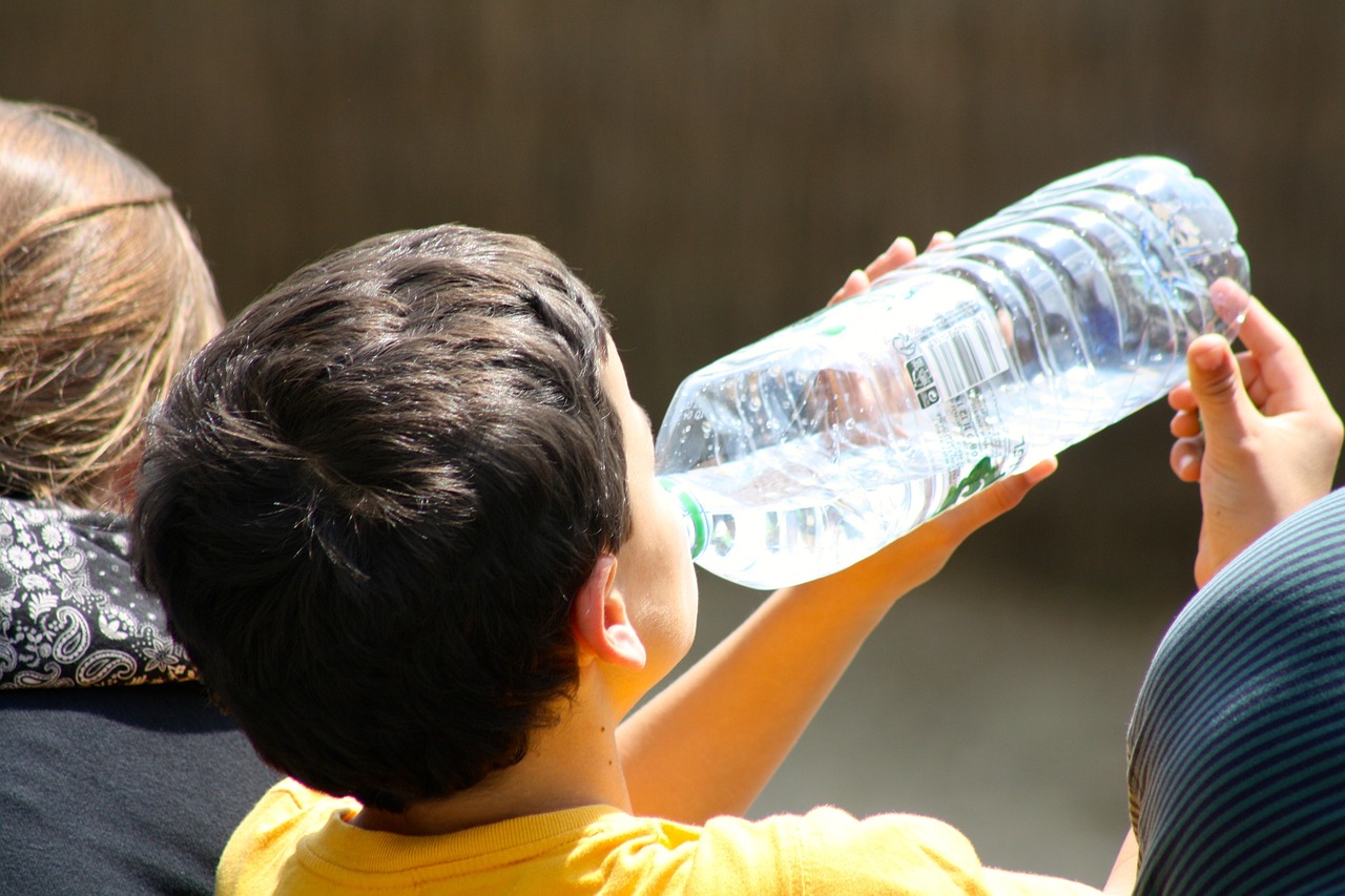 Las marcas de agua embotellada con mayor cantidad de microplásticos en Chile