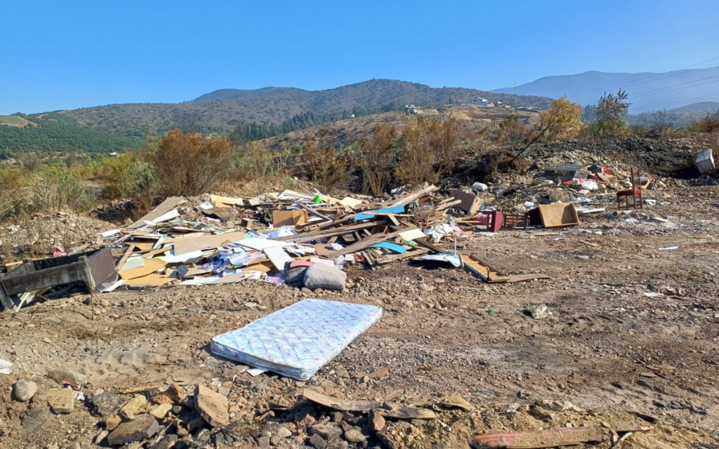 Este martes inició un operativo de limpieza en el sector sur del borde río Aconcagua, el cuál duró menos de veinticuatro horas limpio, pues hoy cuando se retomó la segunda jornada de aseo, el equipo municipal se llevó la sorpresa de encontrar nuevamente basura en el espacio.