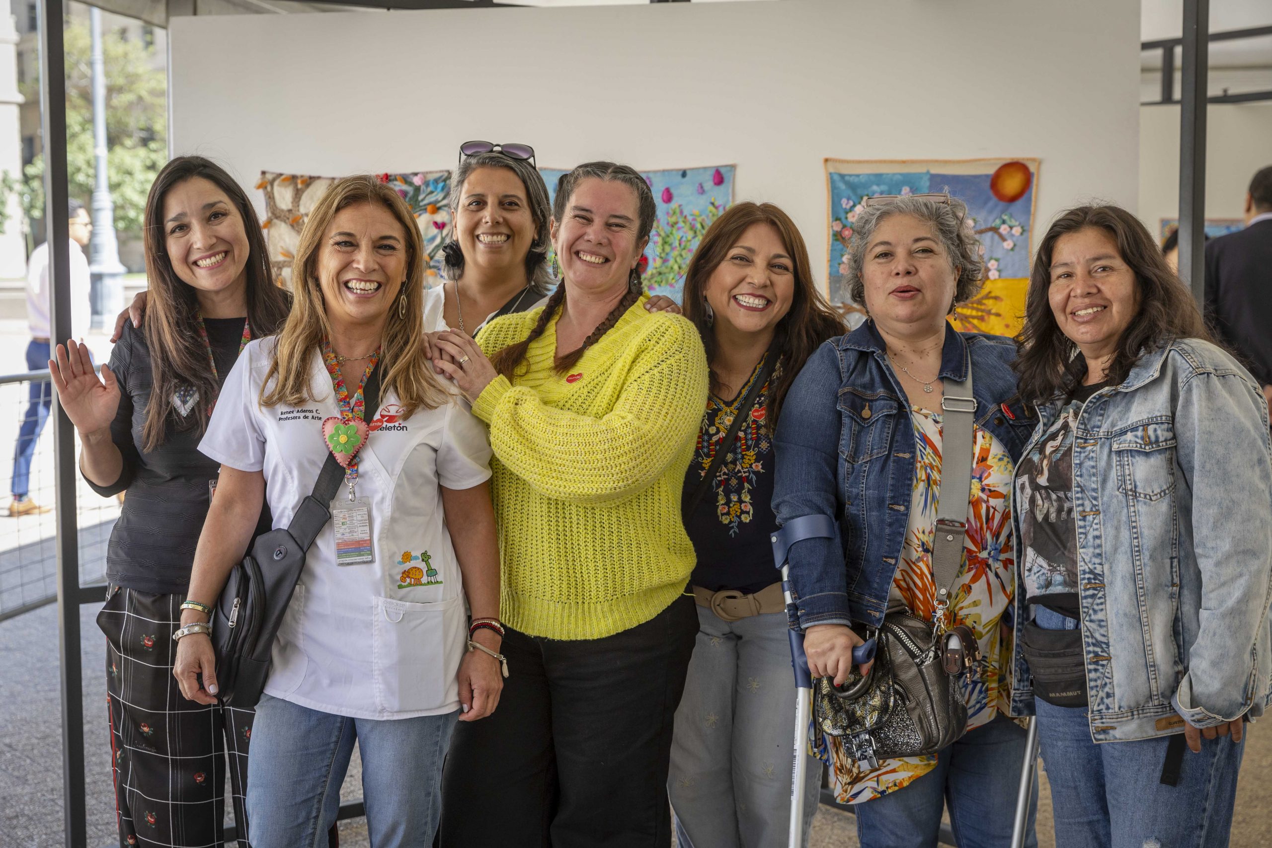 Mujeres cuidadoras de Teletón Valparaíso exhiben arpilleras y telares frente a La Moneda