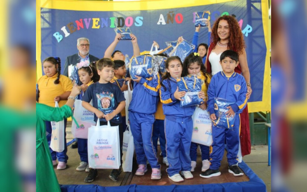 La Cruz inicia año escolar con entrega de tenidas deportivas oficiales y útiles