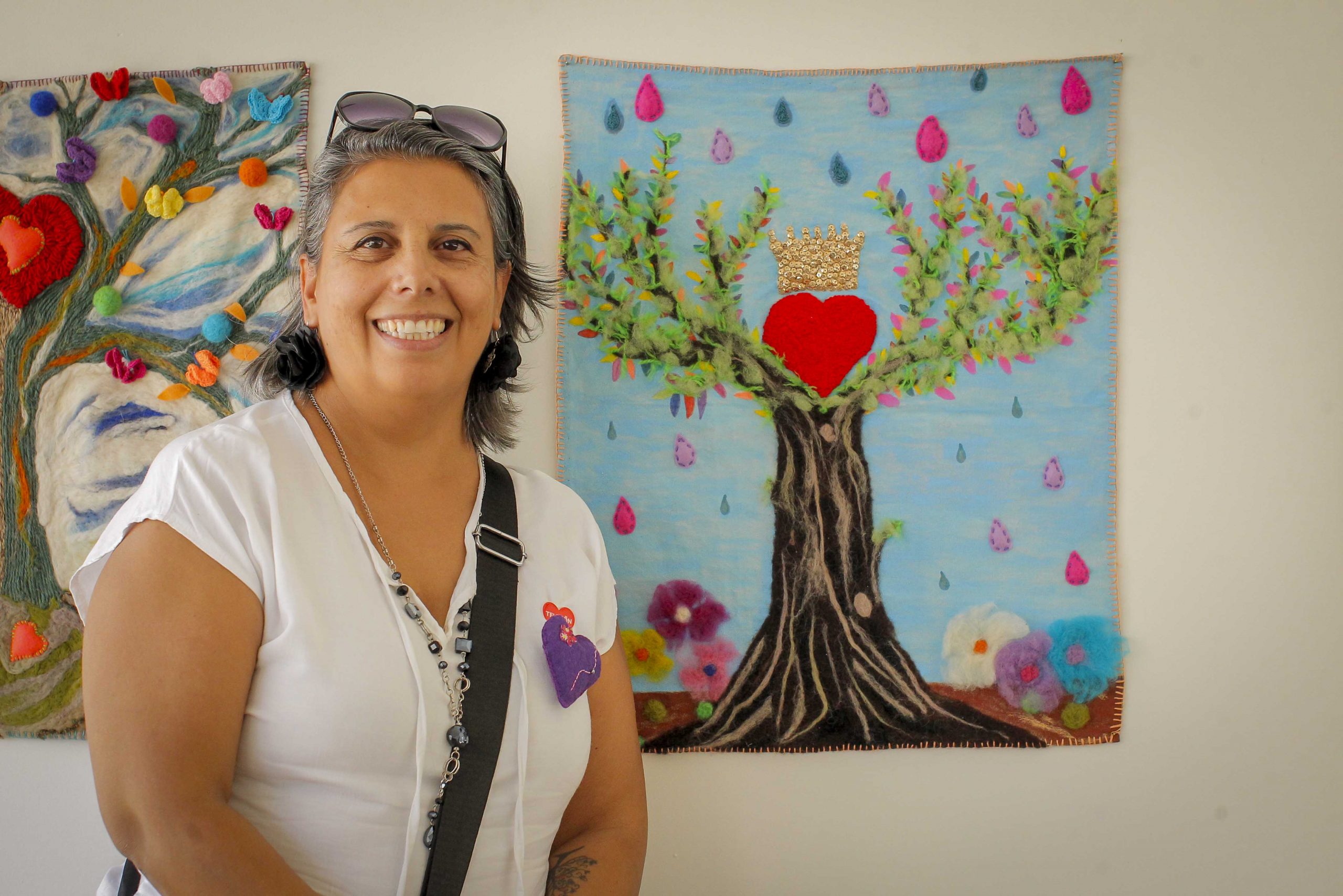 Mujeres cuidadoras de Teletón Valparaíso exhiben arpilleras y telares frente a La Moneda