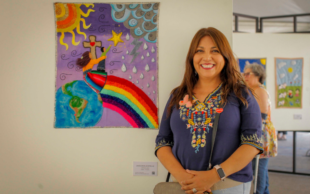 Mujeres cuidadoras de Teletón Valparaíso exhiben arpilleras y telares frente a La Moneda