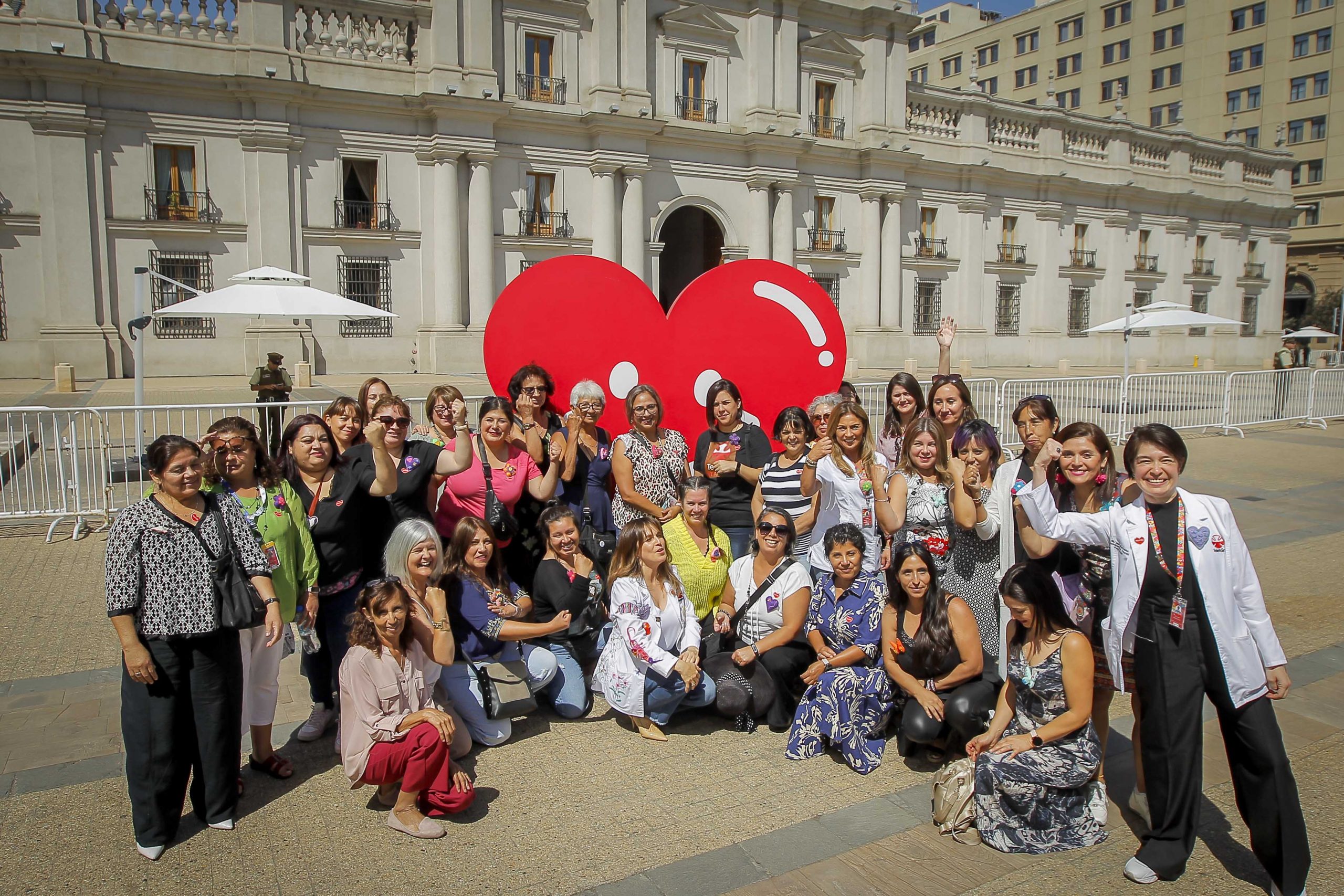 Mujeres cuidadoras de Teletón Valparaíso exhiben arpilleras y telares frente a La Moneda