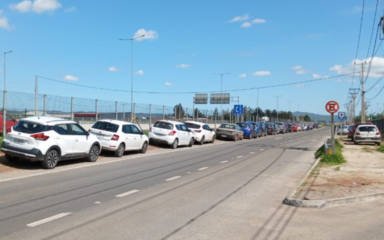 Vehículos estacionados afuera del Hospital Biprovincial Quillota Petorca