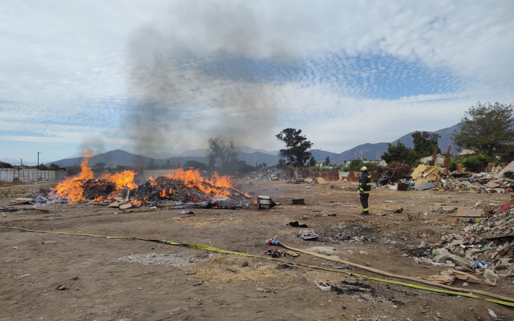 [VIDEO] Controlan incendio en terrenos de ex toma de La Tetera de Quillota