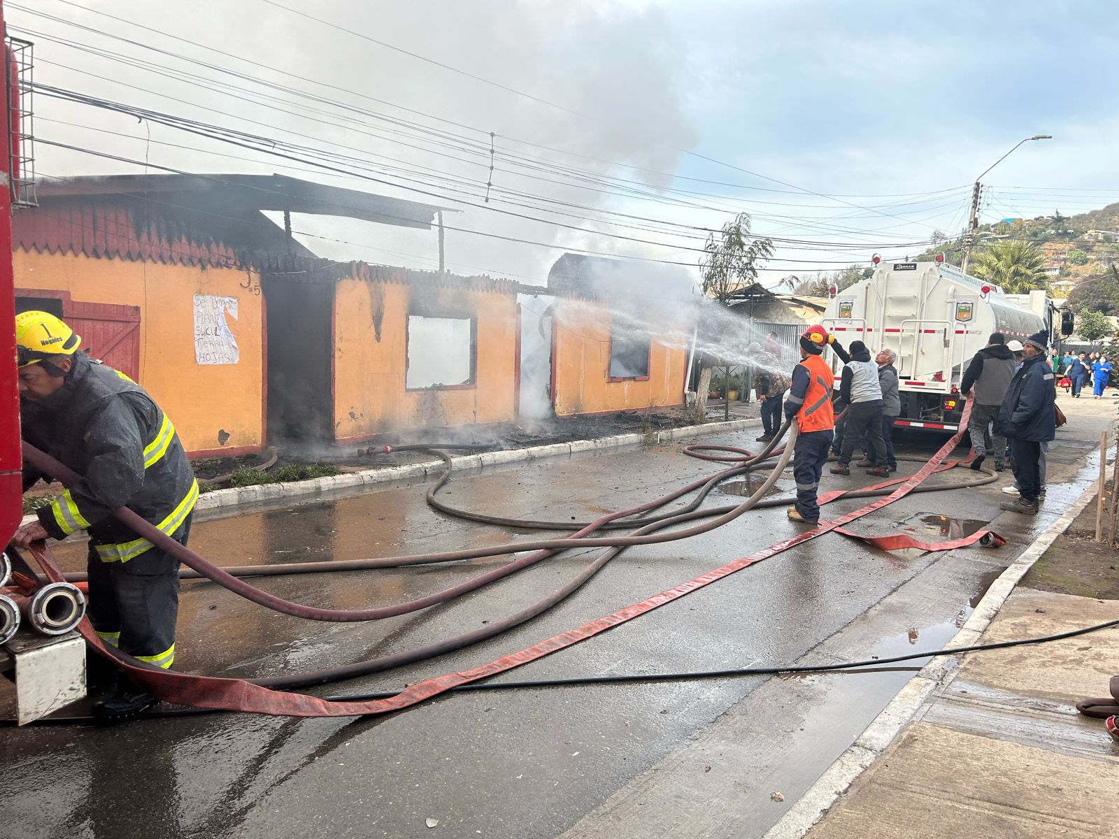 [VIDEO] Voraz incendio afecta a cuatro casas en El Melón