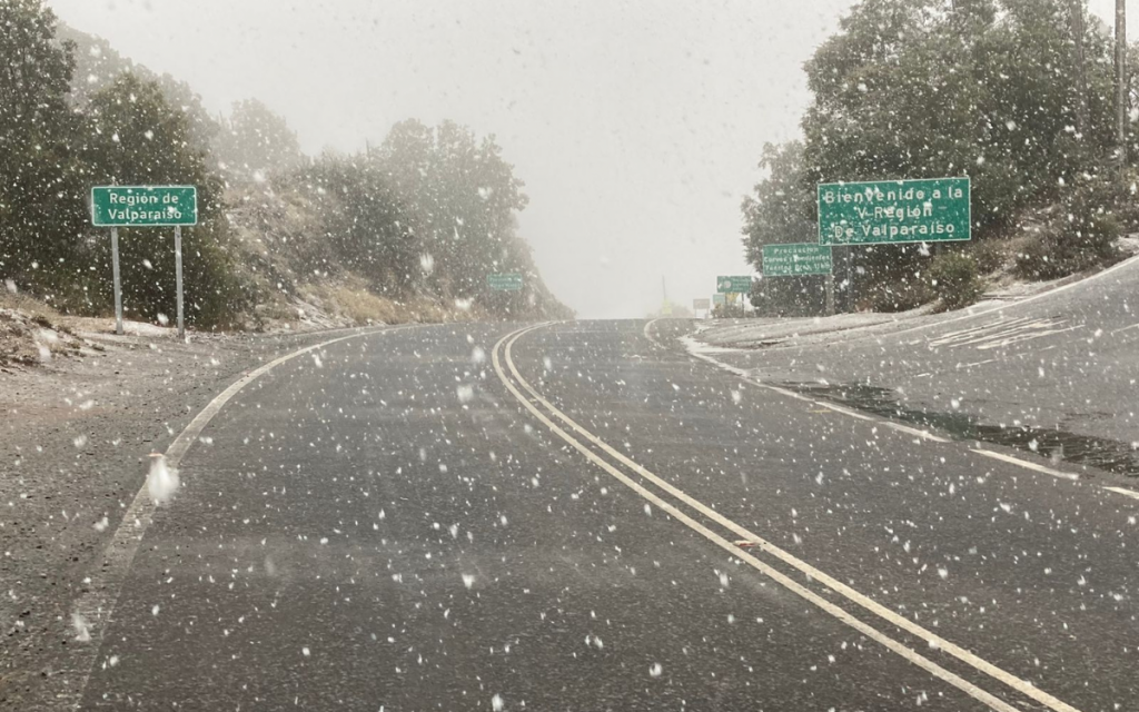 [VIDEOS] Comenzó a nevar en la Cuesta La Dormida