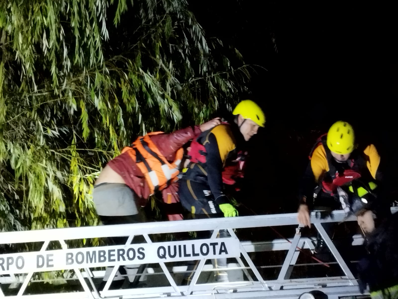 Quillota [VIDEO] Bomberos y el GOPE rescataron a ladrón atrapado en el río Aconcagua